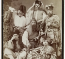 Grupa osób w kostiumach historycznych, tworząca "żywy obraz" wg "Ogniem mieczem" Henryka Sienkiewicza.