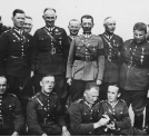 Zwycięzcy Międzynarodowych Zawodów Balonowych o Puchar Gordona Bennetta kapitan Franciszek Hynek i porucznik Władysław Pomaski po wylądowaniu balonem "Jabłonna" w pobliżu 86 Pułku Piechoty w Mołodecznie w czerwcu 1935 roku.