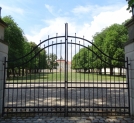 Pałac Raczyńskich w Rogalinie - widok przez zamkniętą bramę wjazdową.