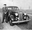 Prezes Komisji Sportowej Automobilklubu Polskiego Janusz Regulski przy samochodzie w kwietniu 1938 r.