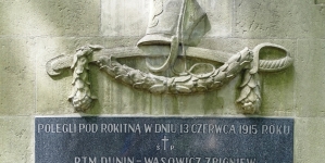 Tablica z nazwiskami poległych z pomnika bohaterów spod Rokitny na cmentarzu Rakowickim w Krakowie.