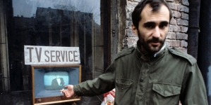 Reżyser Piotr Szulkin w trakcie realizacji filmu "Golem" w 1979 roku.