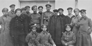 Gen. Dowbor-Muśnicki (oznaczony "x") w otoczeniu delegatów Rad Robotniczych i Żołnierskich w sztabie I armii rosyjskiej w Barezweczu w 1917 r.