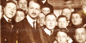 Wacław Borowy z uczniami w gimnazjum im. Jana Zamoyskiego w Warszawie w 1917 roku.