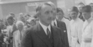 Wojewoda poleski Wacław Kostek-Biernacki przybywa na uroczystość otwarcia jarmarku poleskiego 15.08.1938 r.