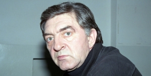 Jerzy Trela na planie serialu "Ekstradycja 2" z 1996 r.