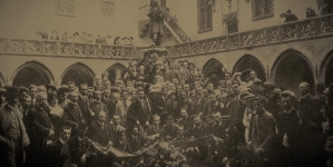 Uczestnicy kongresu esperantystów w Krakowie w 1912 roku składający  kwiaty pod pomnikiem Kopernika na dziedzińcu Collegium Maius.
