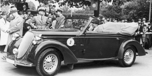 Aleksander Żabczyński za kierownicą samochodu Steyr na konkursie piękności samochodów zorganizowanym przez Automobilklub Polski w Warszawie w maju 1939 roku.