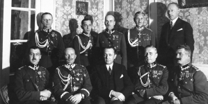 Dekoracja łotewskim orderem Lacplesis gen. Juliusza Rómmla, płk. Ludwika Hickiewicza i płk. Kazimierza Schally`ego w Warszawie w 1926 roku.