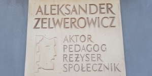 Tablica pamiątkowa na kamienicy w Lublinie, w której urodził się Aleksander Zelwerowicz.