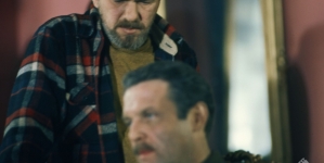Aktor Leonard Pietraszak i reżyser Andrzej Konic na planie filmu "W te dni przedwiosenne" w 1975 roku.