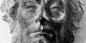 Rzeźba z brązu autorstwa artysty rzeźbiarza Stanisława Lewandowskiego przedstawiająca głowę Adama Mickiewicza.