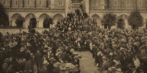Uczestnicy Uniwersalnego Kongresu Esperantystów w 1912 roku pod pomnikiem Mickiewicza w Krakowie.