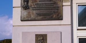Tablice upamiętniające prezydenta Lecha Kaczyńskiego i Fryderyka Chopina na ścianie Pałacu Prezydenckiego w Warszawie.