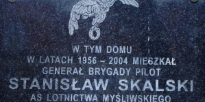 Tablica upamiętniająca Stanisława Skalskiego na budynku przy al. Wyzwolenia 10 w Warszawie, w którym mieszkał po II wojnie światowej.