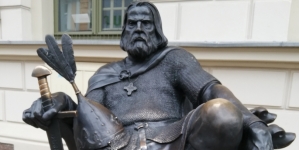 Pomnik Bolesława Chrobrego przed Starym Ratuszem w Gnieźnie.