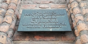 Tablica pamięci Zbyszka Cybulskiego, na ścianie Bramy Straganiarskiej w Gdańsku.