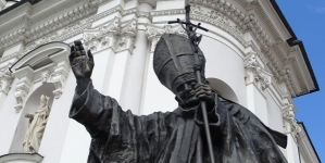 Pomnik Jana Pawła II przed Bazyliką Ofiarowania Najświętszej Maryi Panny w Wadowicach.
