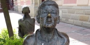 Figura Zbigniewa Herberta z "Ławki poetów" w Tarnowie.