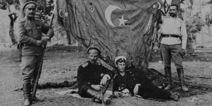 Chorągiew turecka zdobyta w 1916 roku pod Eleo przez 123. dywizję wojsk rosyjskich dowodzoną przez gen. Józefa Dowbora-Muśnickiego.