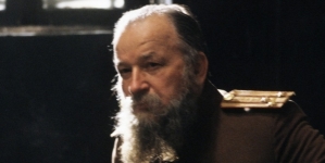 Gustaw Lutkiewicz w roli naczelnika więzienia w filmie "Pismak" z 1984 r.