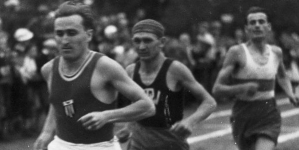 Janusz Kusociński na prowadzeniu w biegu na 3 kilometry w Warszawie