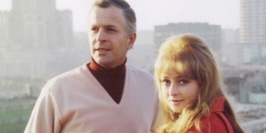 Jan Machulski i Magdalena Zawadzka w filmie Jerzego Zarzyckiego "Pogoń za Adamem" z 1970 roku.