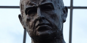 Głowa pomnika Stefana Starzyńskiego ustawionego na placu Bankowym w Warszawie.