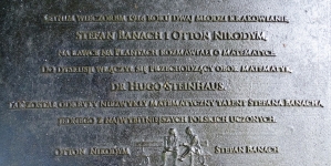 Tabliczka przy ławce Stefana Banacha i Ottona Nikodyma na krakowskich Plantach nieopodal wzgórza wawelskiego.