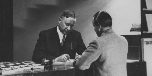Zygmunt Nowakowski podczas podpisywania swoich książek w sklepie Wiadomości Literackich w Warszawie w maju 1933 roku.