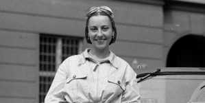 Krystyna Ankwicz-Szyjkowska w stroju sportowym, przy samochodzie marki Skoda.