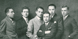 „Łódź literacka (od lewej ku prawej): G. Tomofiejew, Miecz. Braun, J. Tuwim, M. Piechal, Światopełk Karpiński i K. Sowiński”