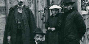 Stefan Żeromski z synem Adamem i przyjaciółmi na ganku chaty w Nałęczowie w 1905 roku.