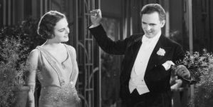 Zofia Batycka i Aleksander Żabczyński w filmie "Kobieta, która się śmieje" z 1931 roku.