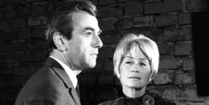 Andrzej Łapicki i Alina Jankowska w filmie Włodzimierza Haupe "Poradnik matrymonialny" z 1967 roku.