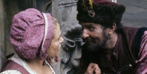 Anna Seniuk i Ryszard Pietruski na planie serialu Andrzeja Konica "Czarne chmury" w 1973 r.