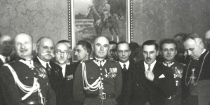 Edward Rydz-Śmigły w otoczeniu oficerów wojska polskiego, dostojników kościelnych i państwowych.