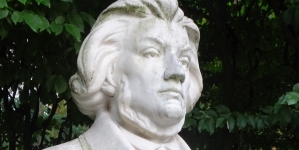 Popiersie Adama Mickiewicza z jego pomnika w parku Jordania w Krakowie