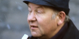 Jan Łomnicki w trakcie realizacji filmu "Ocalić miasto" z 1976 roku.