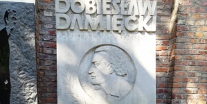 Grób Dobiesława Damięckiego w Alei Zasłużonych cmentarza Powązkowskiego w Warszawie.