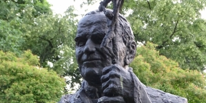 Pomnik Jana Pawła II w parku Jordana w Krakowie.