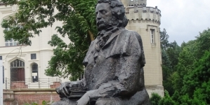 Pomnik Tytusa Działyńskiego przed zamkiem w Kórniku.