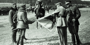 Józef Piłsudski dekoruje sztandar 1. Pułku Ułanów Krechowieckich,  20.03.1920 r.