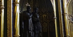 Złota Kaplica w katedrze poznańskiej z posągami Mieszka I i Bolesława Chrobrego.