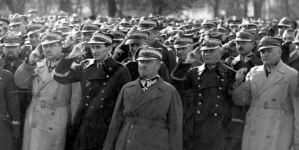 Manifestacja oficerów garnizonu warszawskiego na cześć marszałka Polski Józefa Piłsudskiego w związku z nieudanym zamachem 18.10.1930 r.