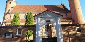 Kościół obronny w Brochowie (widoczny fragment okalających go murów).
