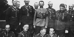 Zwycięzcy Międzynarodowych Zawodów Balonowych o Puchar Gordona Bennetta kapitan Franciszek Hynek i porucznik Władysław Pomaski po wylądowaniu balonem "Jabłonna" w pobliżu 86 Pułku Piechoty w Mołodecznie w czerwcu 1935 roku.