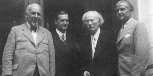Ignacy Jan Paderewski z grupą osób przed wyjazdem do USA w 1940 r.