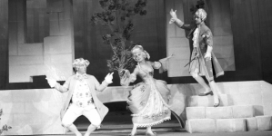 Scena z przedstawienia "Kram z piosenkami" w Teatrze Narodowym w Warszawie w grudniu 1968 r.