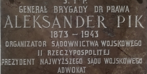 Tablica ku czci Gen. Aleksandra Pika w Katedrze Polowej WP w Warszawie.